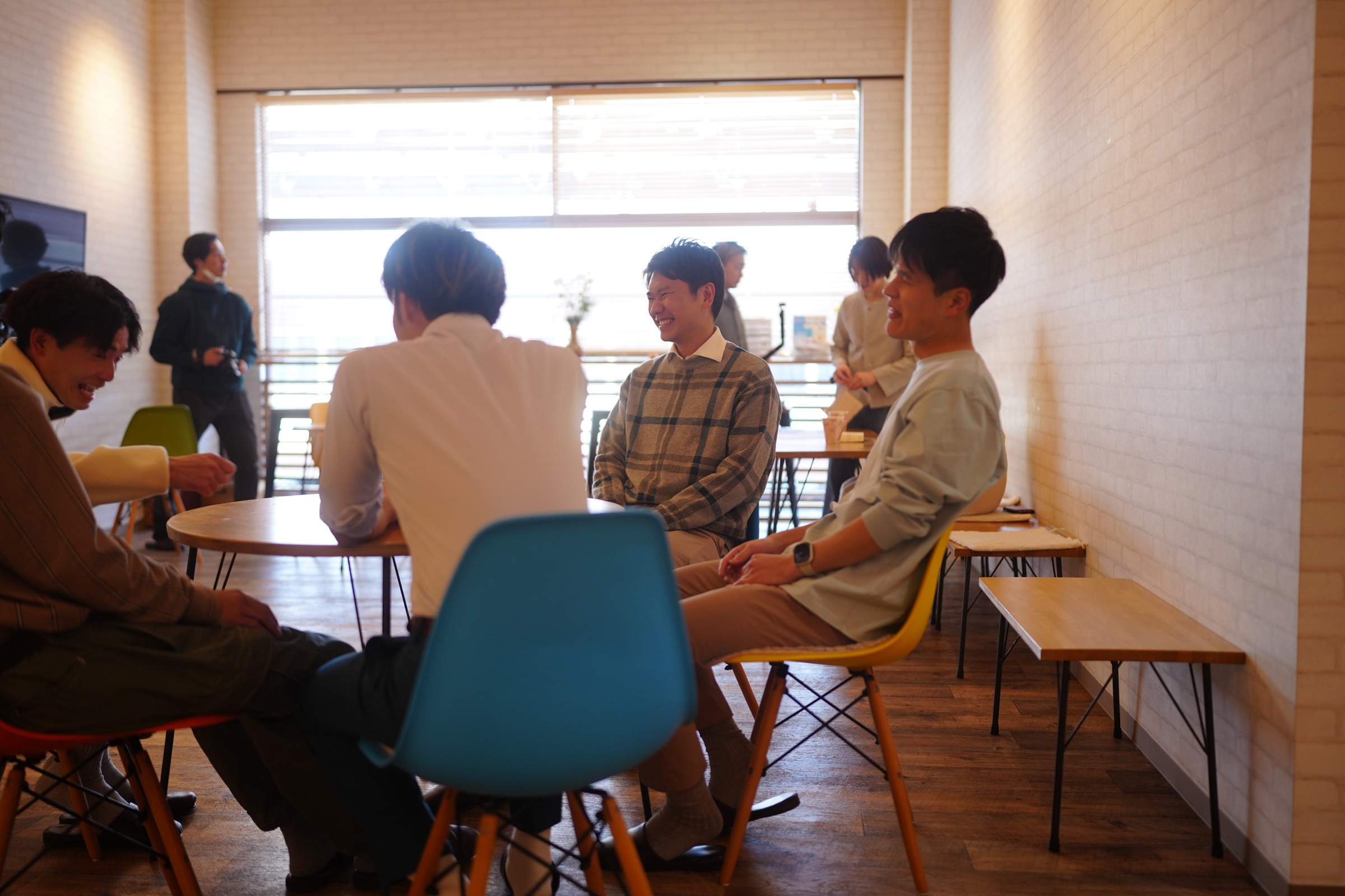 カフェで談笑するCGM Volunteerのメンバー