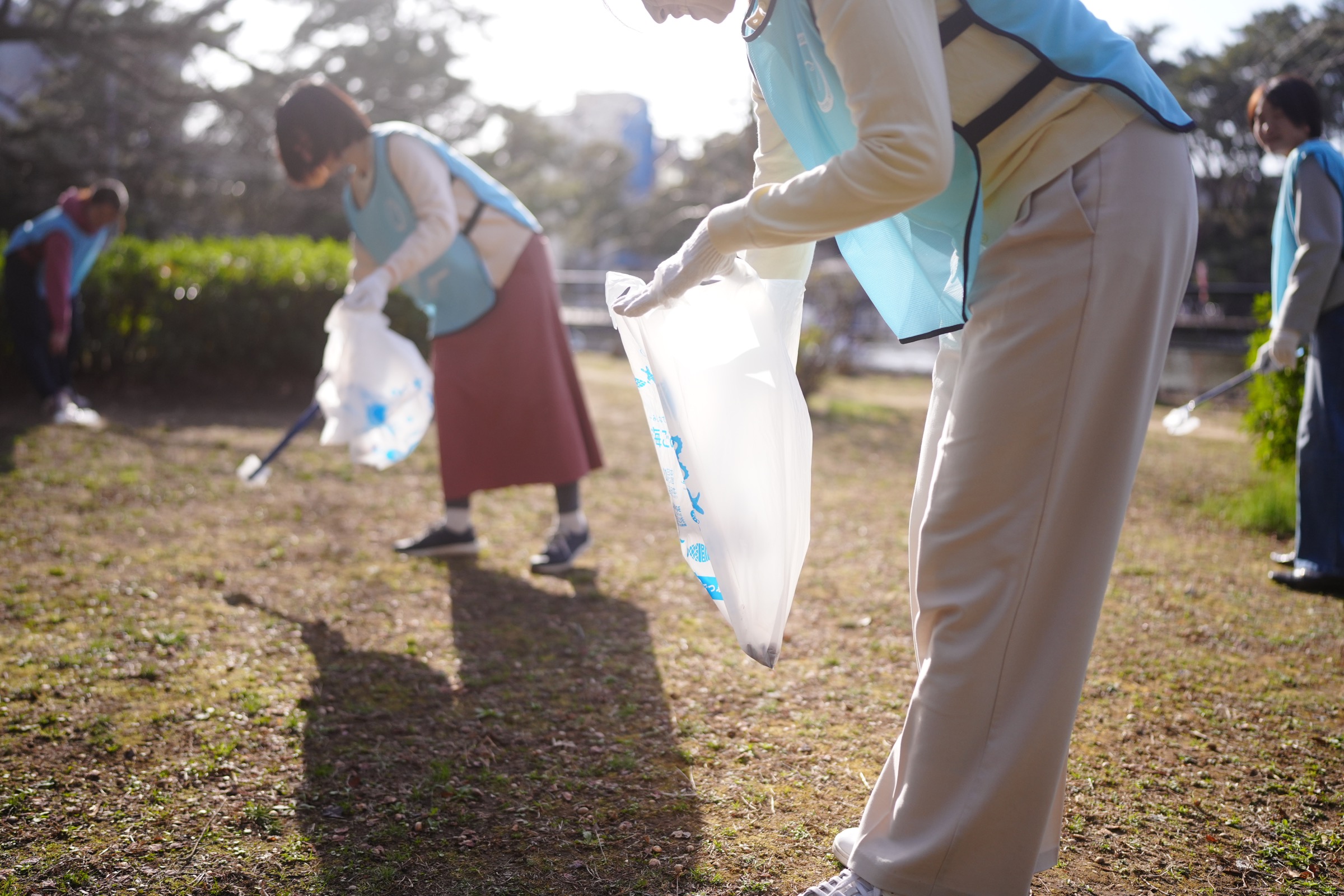 公園で清掃活動をするCGM Volunteerのメンバー