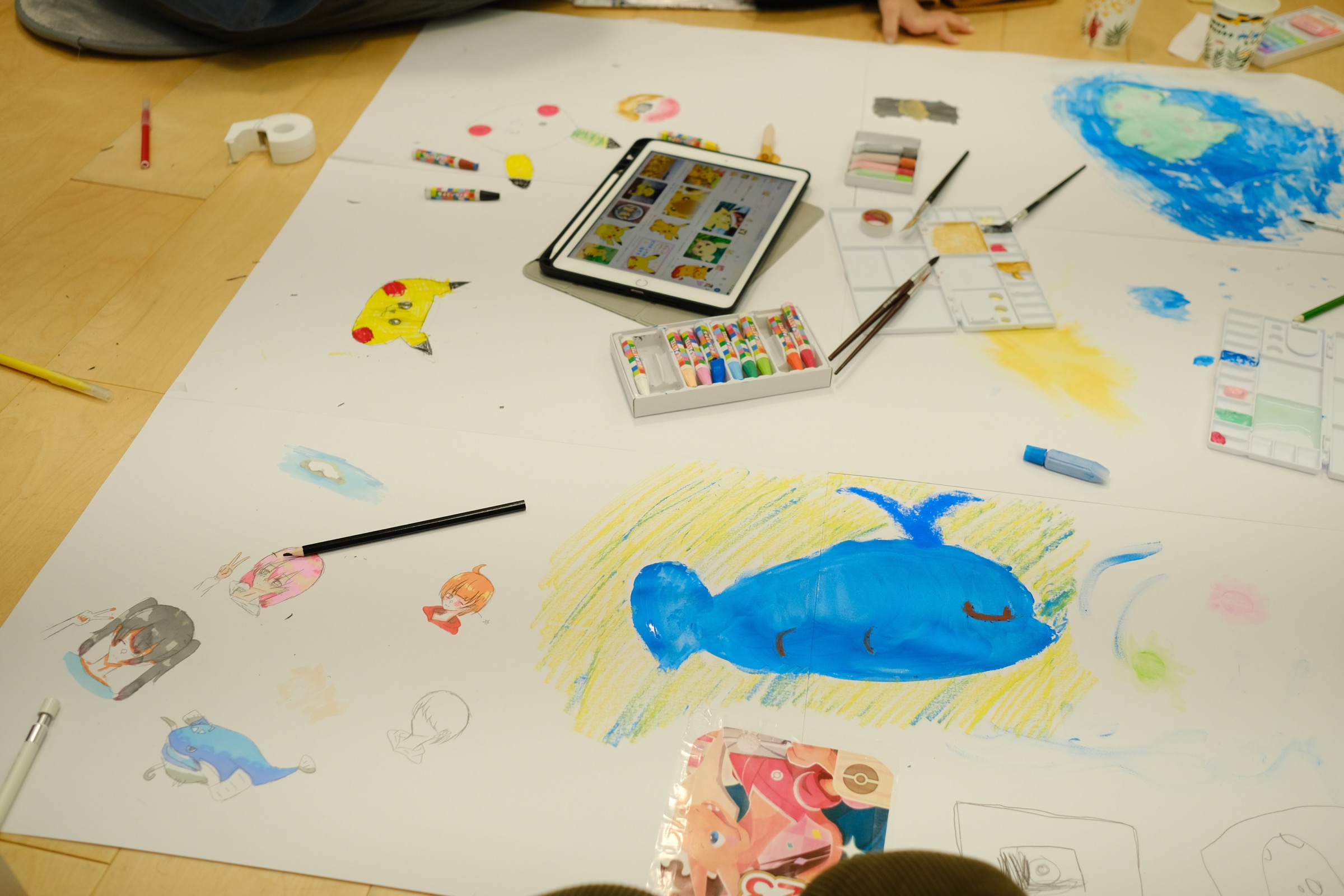 お絵かき活動で描かれた作品と画材