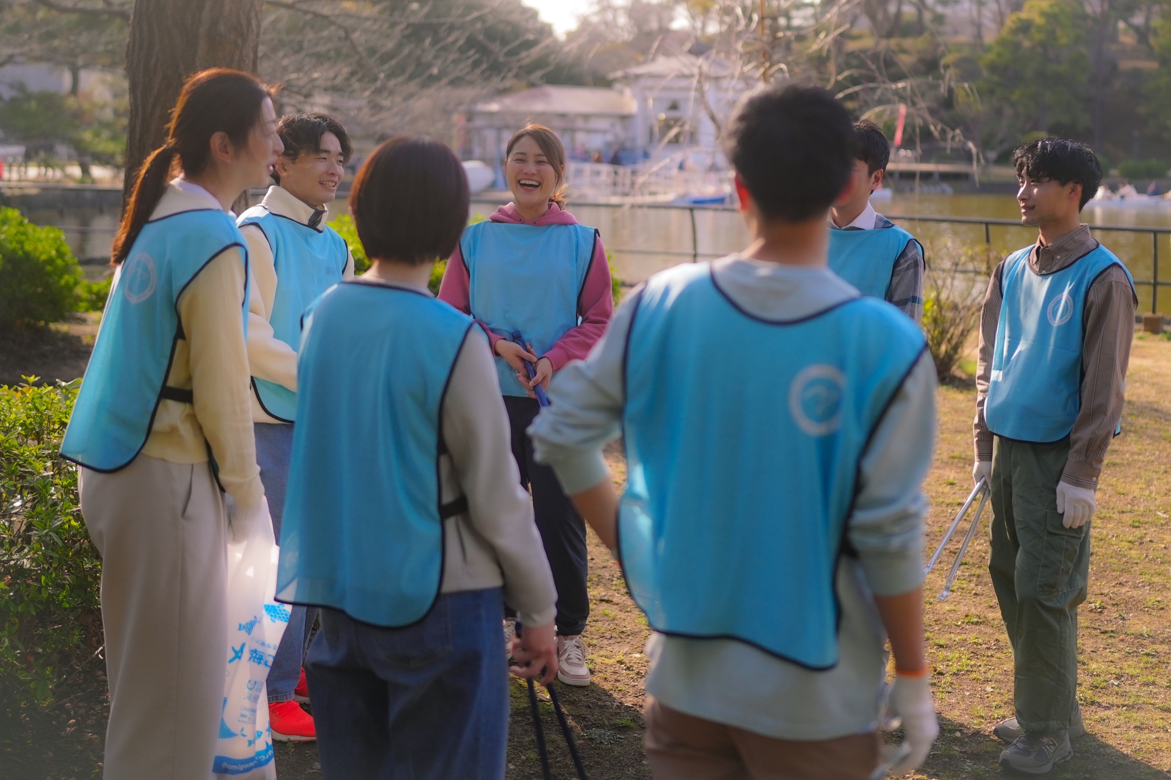 公園で清掃活動前に集まるCGM Volunteerのメンバー