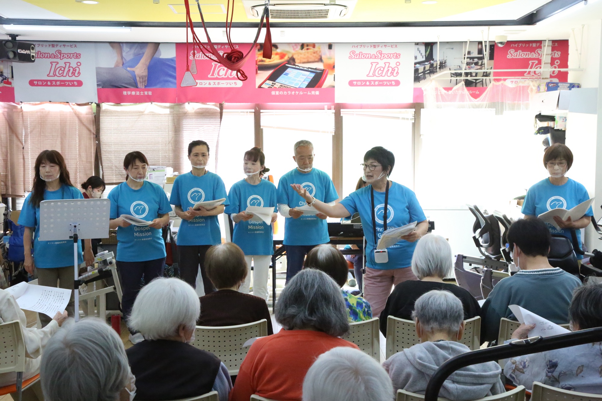 室内で支援品を準備する参加者