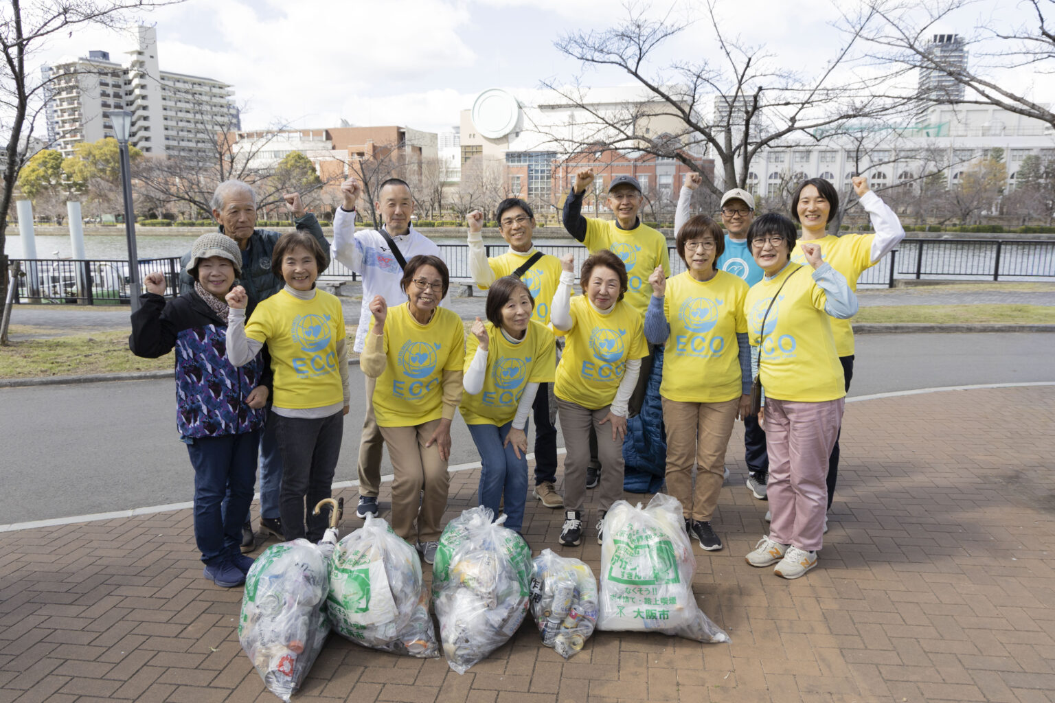 河川敷で清掃活動をするボランティア
